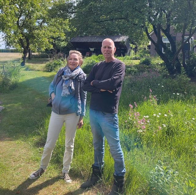 Bert Wisselink en Irma Bergervoet buiten op het erf