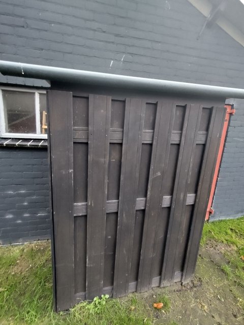 Houten box voor de thuisbatterij gemaakt van accu's