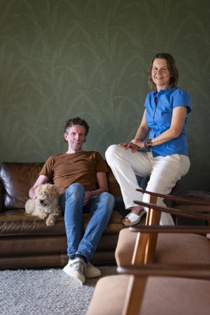 David en Esther zitten met hun hond op de bank