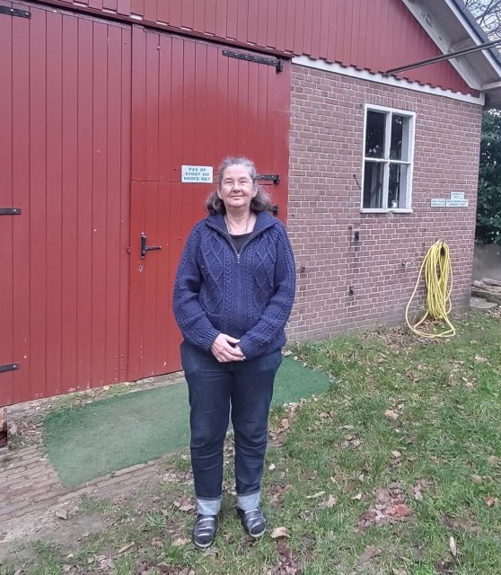 Emma de Fremery staat voor de landgoedschuur