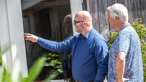 Adviseur en inwoner bekijken raam en kozijn