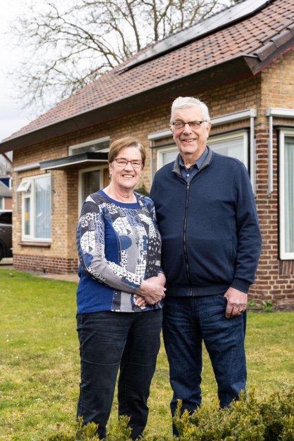 De heer en mevrouw Potman staan in de tuin voor hun huis