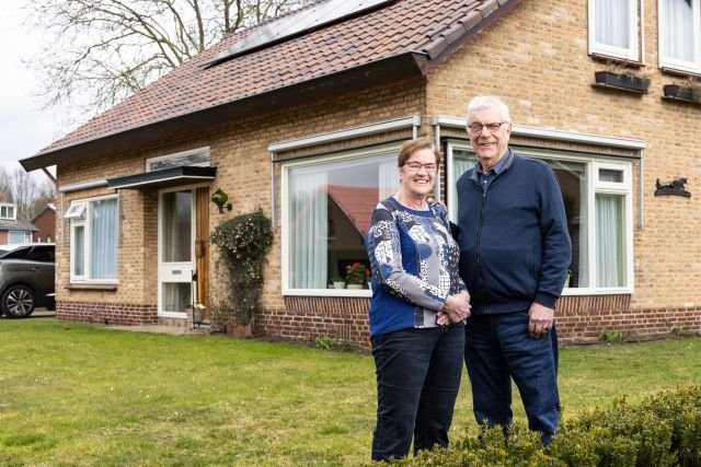 Meneer en mevrouw Potman staan in de tuin voor hun huis