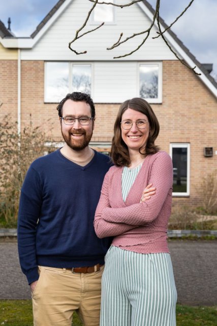 Wietze en Marriëtte staan voor hun huis