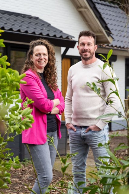 Angelique en Roel staan voor hun huis