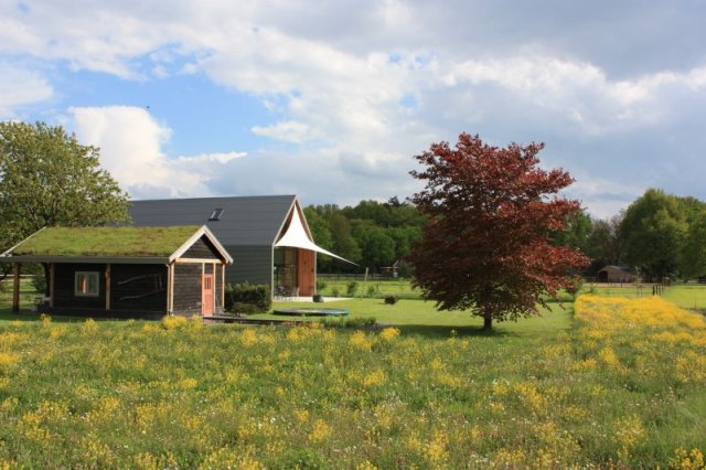 Zicht op het duurzame huis van Martijn Bos en de omliggende weide