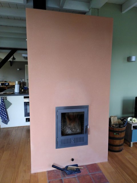 De leemkachel in de woonkamer