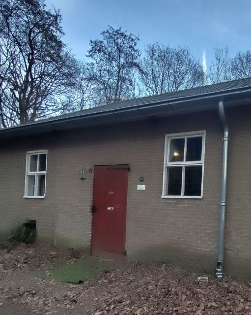 De landgoedschuur met ramen, deur en de regenpijp