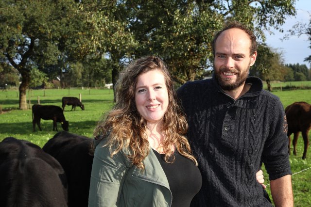 Romy en Henry van Bronckhorster Beef in de wei met koeien