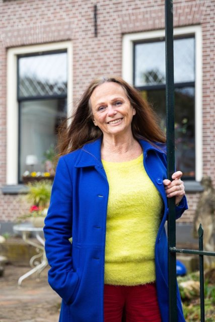 Sylvia staat voor haar huis