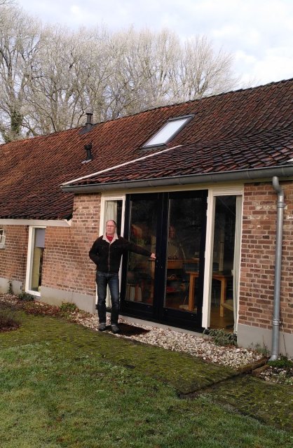 Ton Swagten voor zijn huis