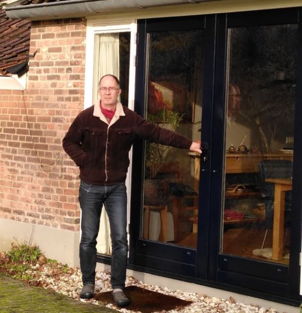 Ton Swagten voor zijn huis
