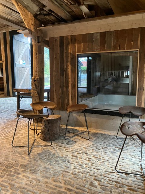 De schuur met de estrikken op de vloer