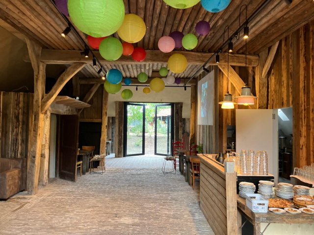 De schuur klaar voor het feesrt