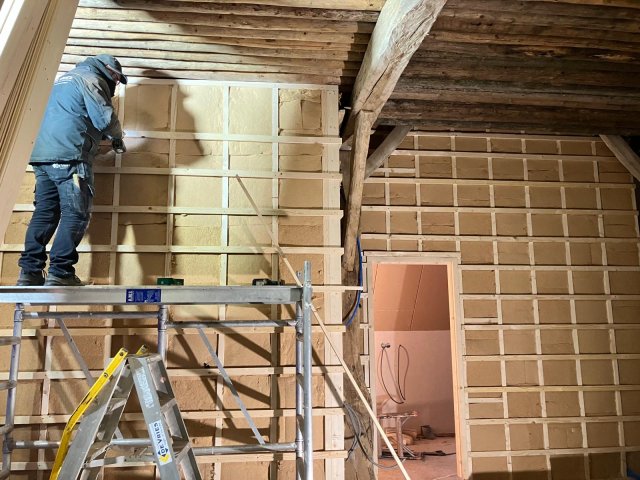 Peter aan het werk met de muur