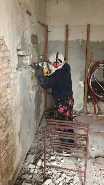 San bikt een muur af