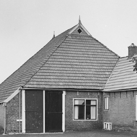 Rijksmonument Âld Duerswâld 2, Wijnjewoude in 1969. Het pand heeft tegenwoordig een uilenbord met twee zwanen zoals op de tekening. 