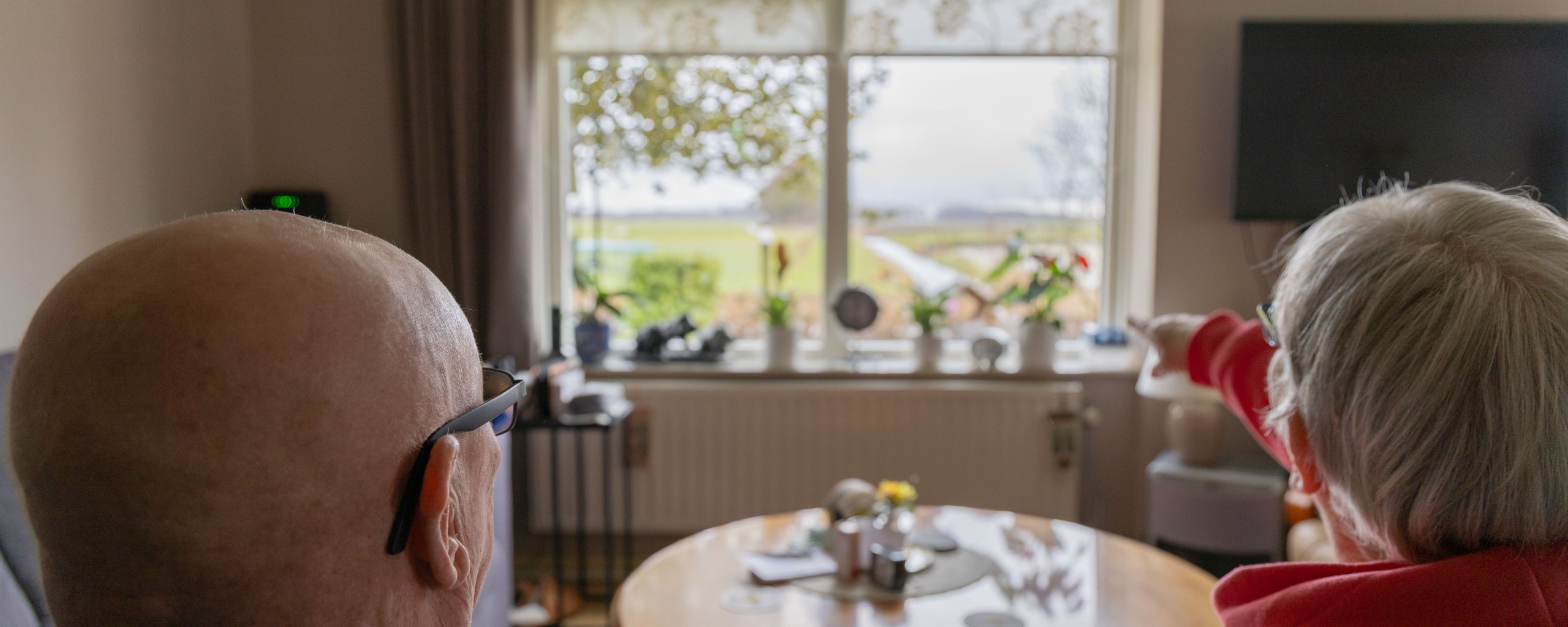 Henk en Grietje Hofstra sitte op 'e bank