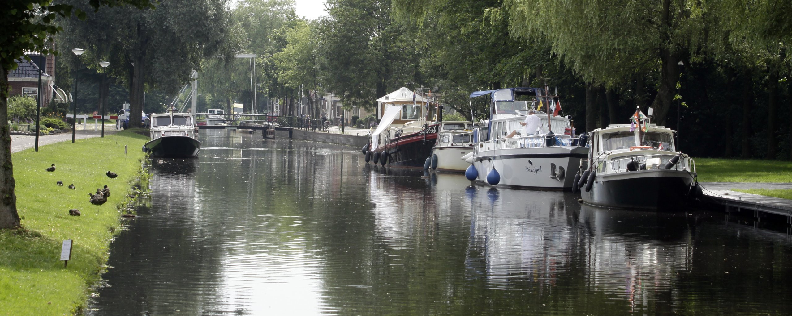 Gorredijk, boten in het water in een mooie groene omgeving