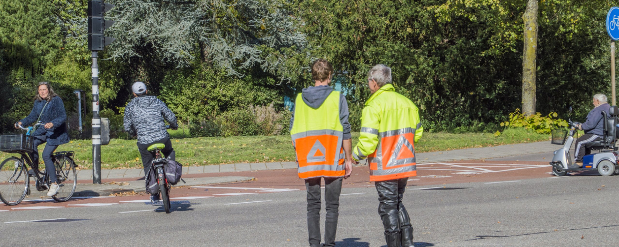 Verkeersregelaars aan het werk op kruispunt