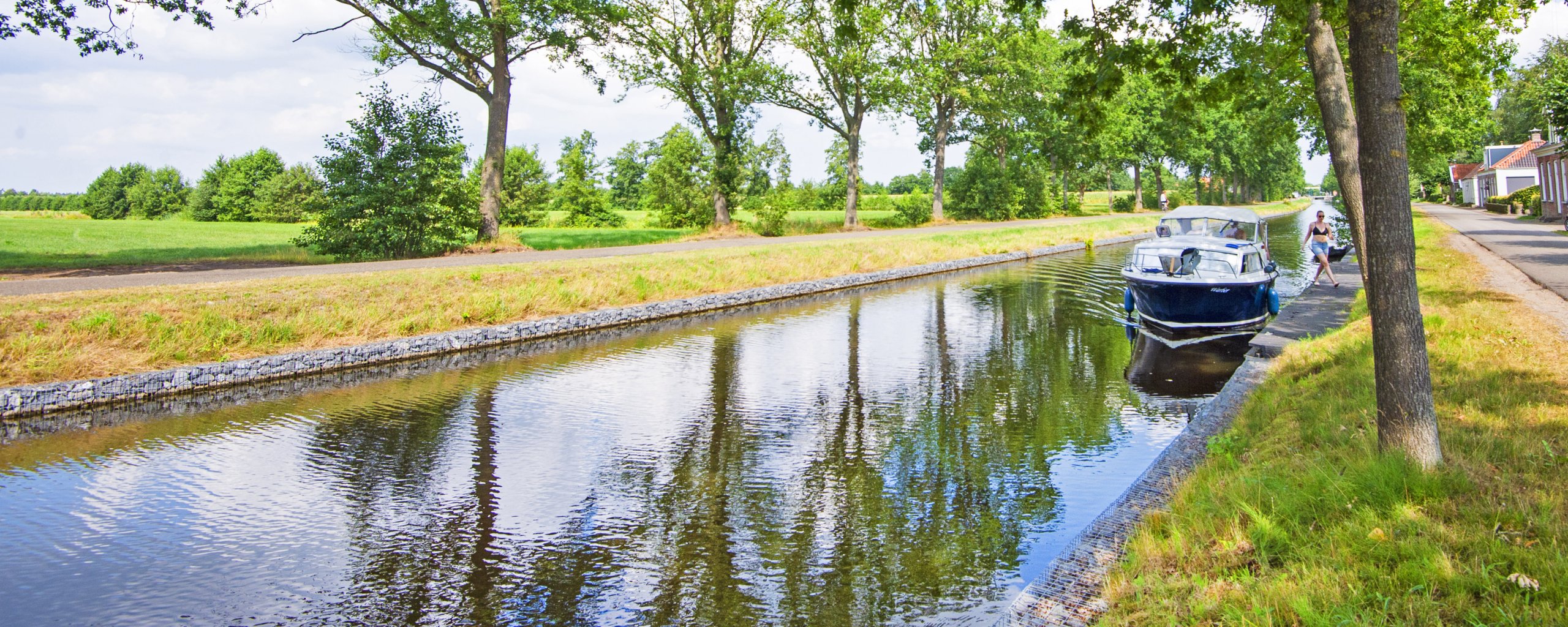 Lippenhuizen, riviertje It Alddjip met een bootje aan de kade