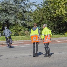 Verkeersregelaars aan het werk op kruispunt