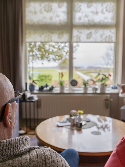 Henk en Grietje Hofstra zitten op de bank