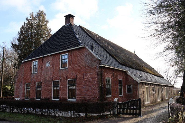 Stelpboerderij met zaadzolder, bakhuisje en historische boomgaard