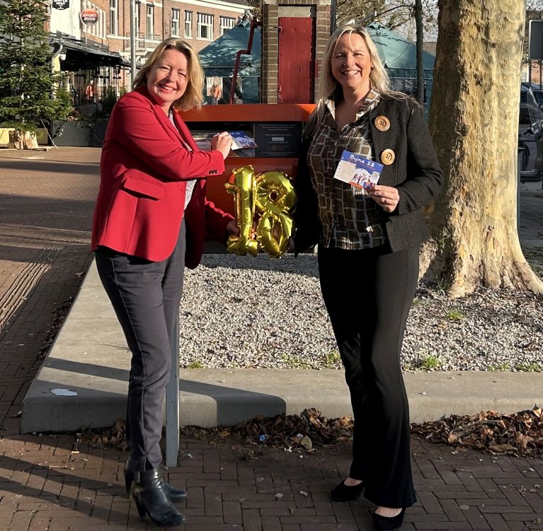 Burgemeester Hoytink-Roubos en Wethouder Teunissen doen de eerste 50 kaarten op de post