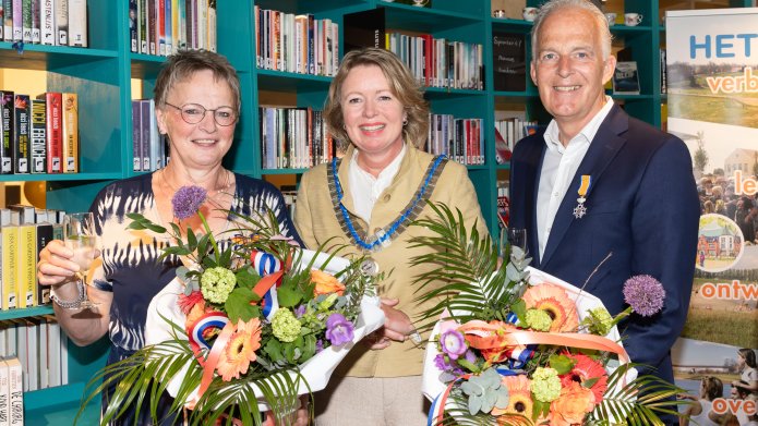 Uitreiking Koninklijke Onderscheiding door burgemeester Patricia Hoytink-Roubos aan mevrouw Van Putten en De heer Van der Linde  in Heteren