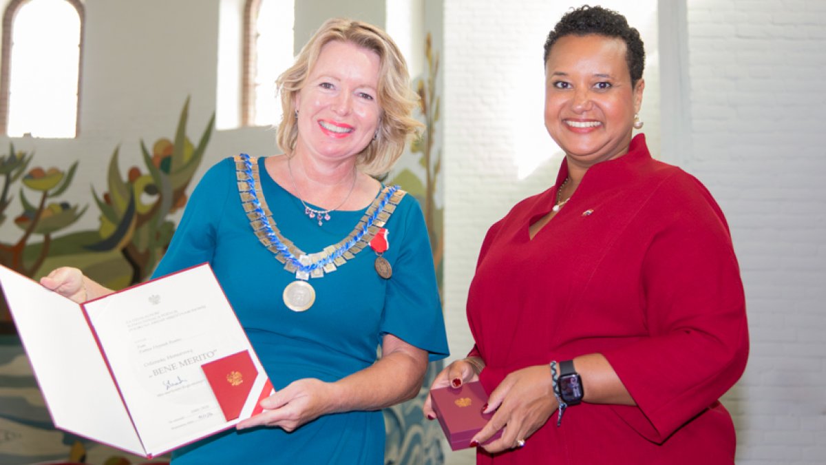 Poolse onderscheiding voor burgemeester Patricia Hoytink-Roubos