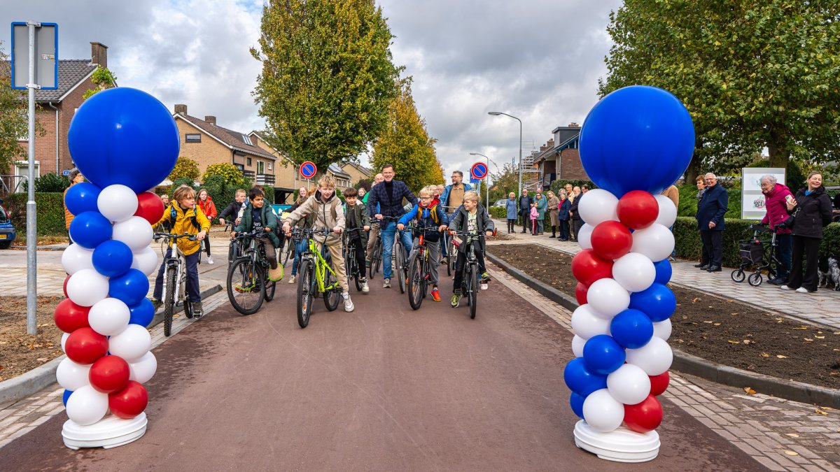 Eerste fietsstraat in Overbetuwe feestelijk geopend