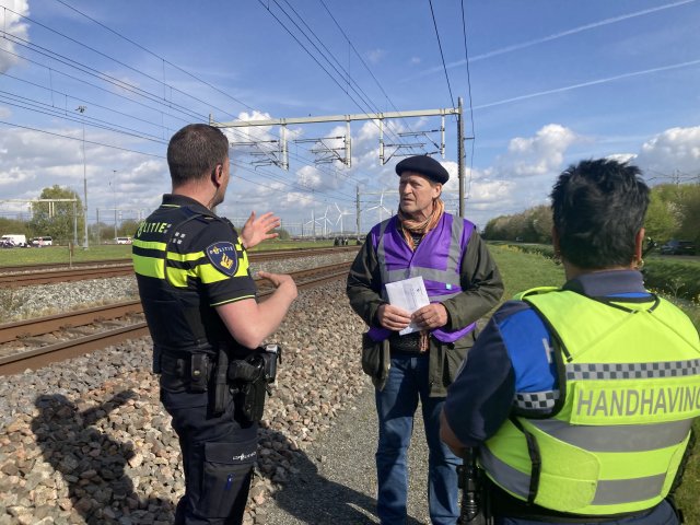 Politie en handhaving in gesprek met demonstrant