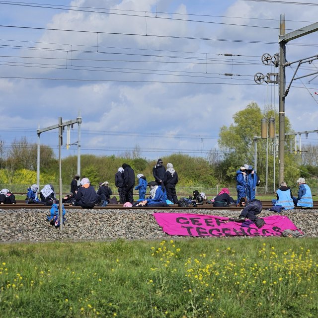 Demonstranten van Geef Tegengas staan bij het spoor van de Betuweroute