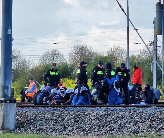 ME haalt demonstranten weg van spoor de Betuweroute