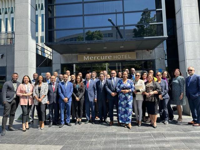 Groepsfoto delegatie van de Parlementen van de drie Caribische Landen