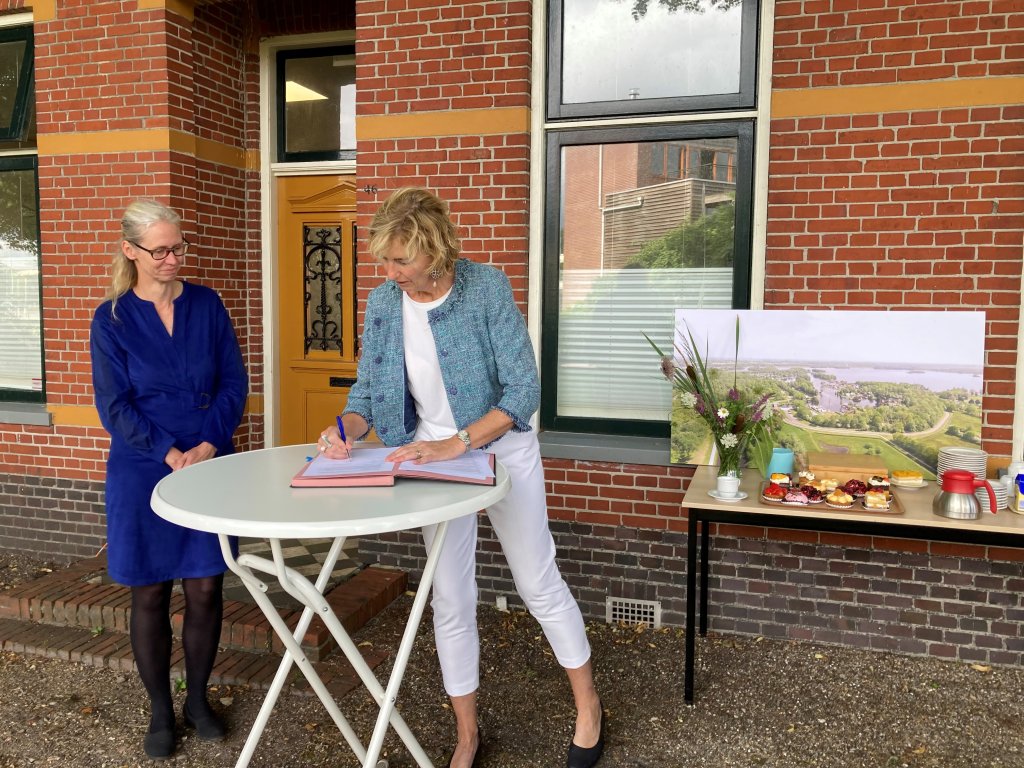 (foto: Annette van Velde, dagelijks bestuurslid waterschap Noorderzijlvest (rechts) en Karin Hunziker, directeur Meerschap (links) ondertekenen de samenwerkingsovereenkomst) 