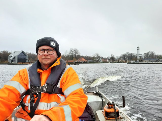 Uitvoerder Henk Oosterhuis in een boot op het Paterswoldsemeer