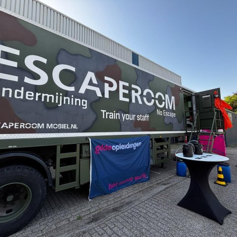 De buitenkant van een mobiele escaperoom, buitenkant vrachtwagen 