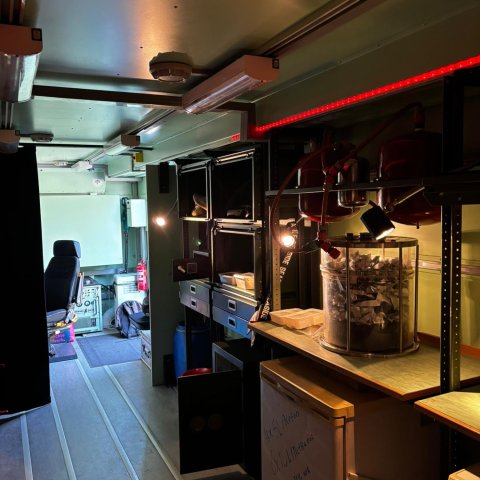 Binnenkant van escaperoom met thema ondermijning 