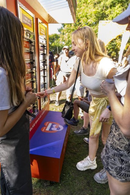 Smaakstation, soort automatiek, op festival wordt geopend door jongere 