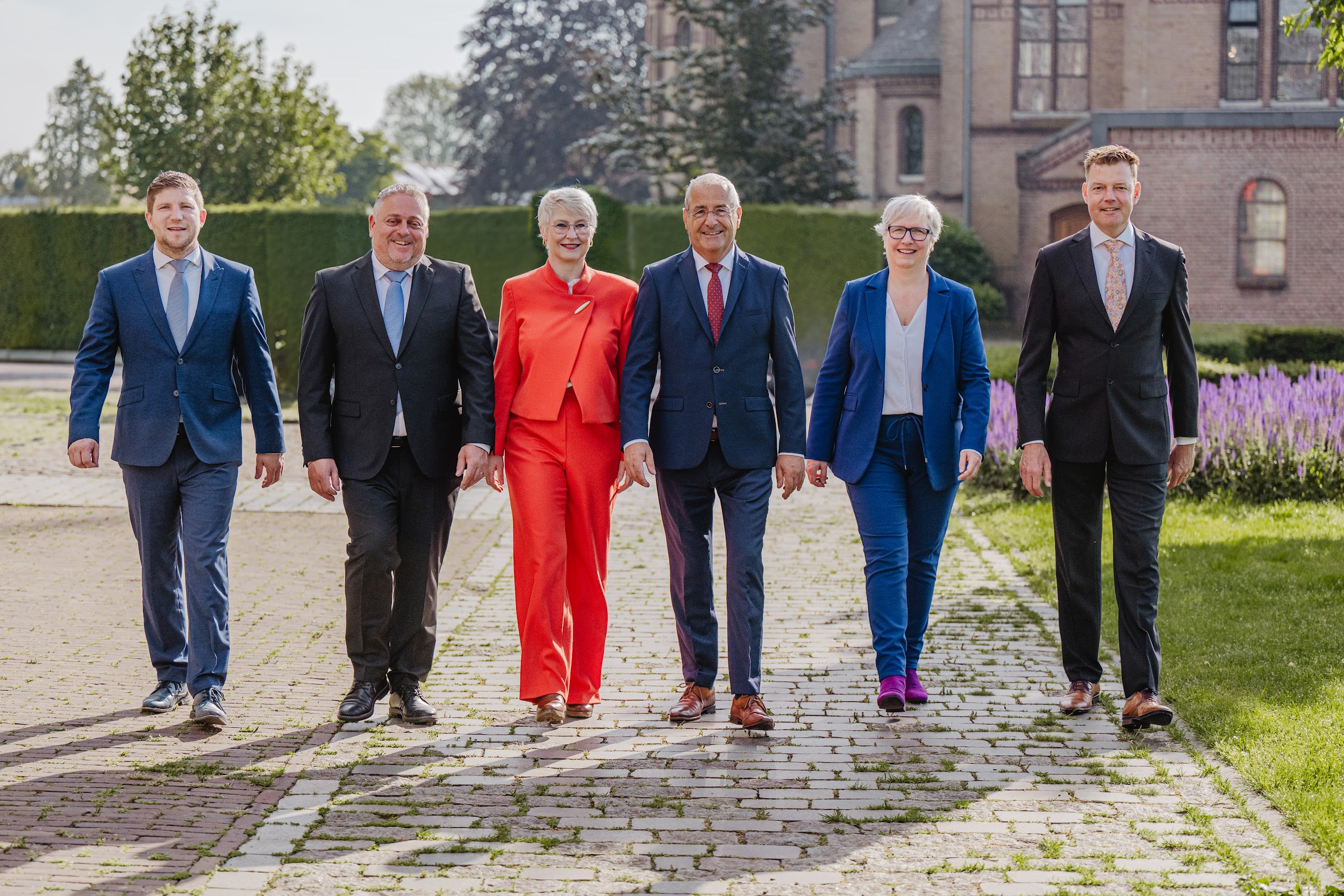 groepsfoto college B en W met gemeentesecretaris