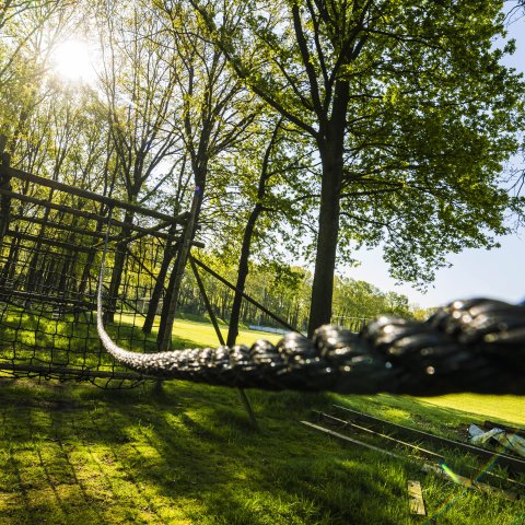 Speeltoestel in een groene omgeving