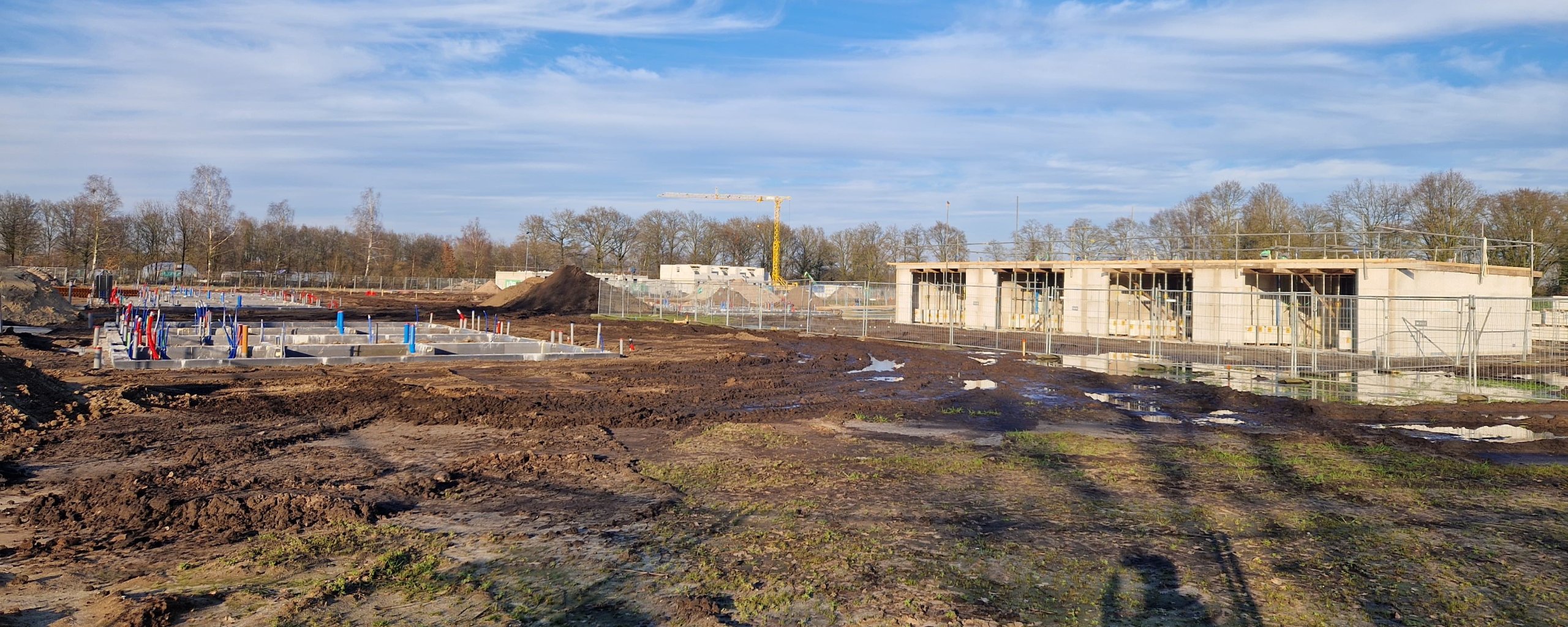 Bouwlocatie de Lange Trekken. De fundering en de eerste woningen worden gebouwd