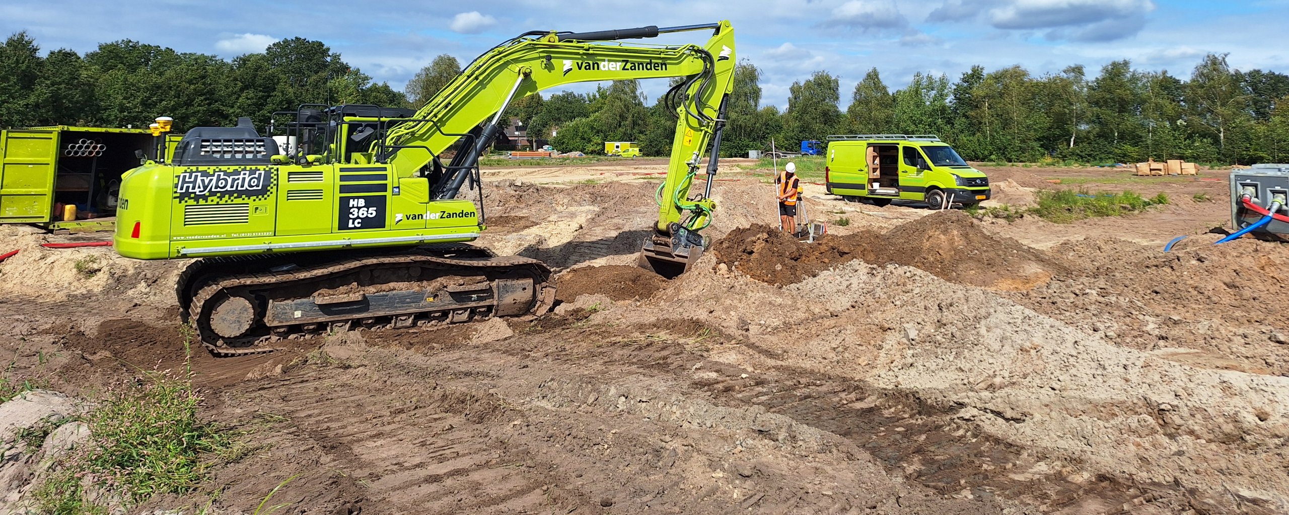 Kraan en bouwvakkers die werkzaamheden uitvoeren in het bouwgebied De Lange Trekken