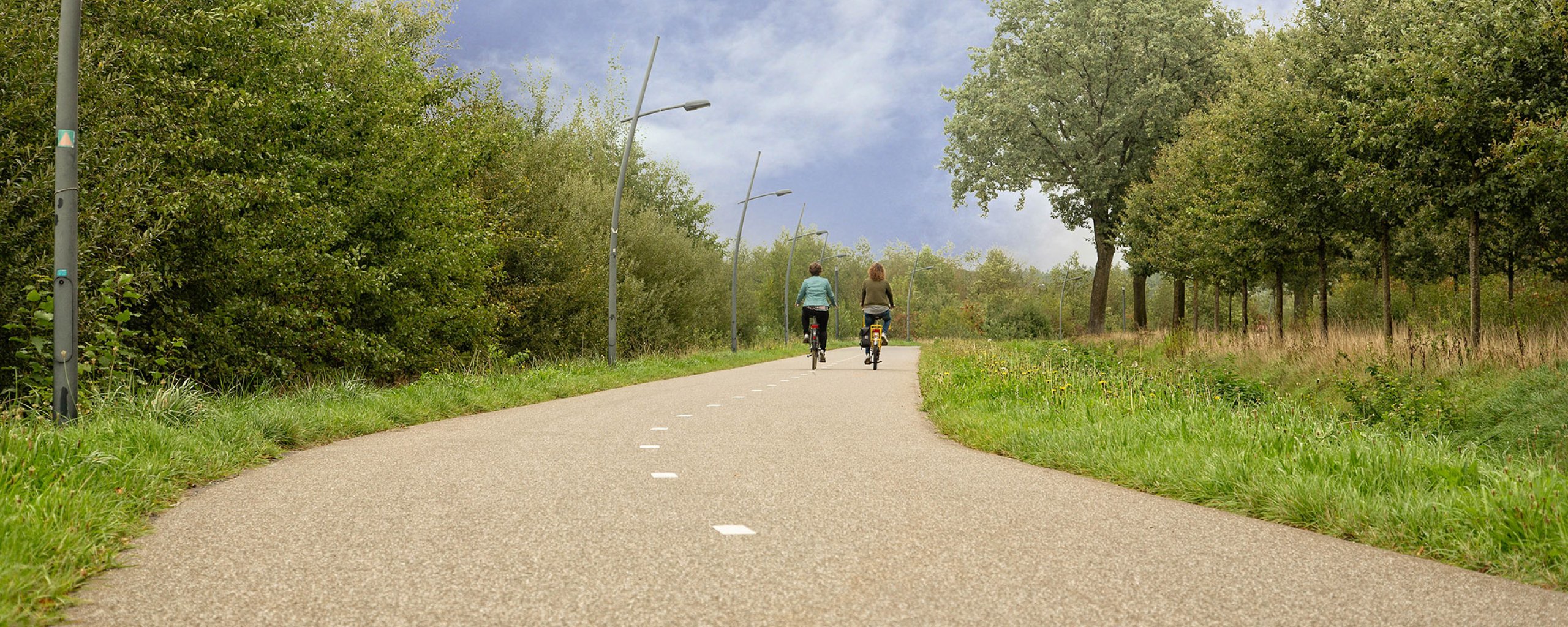 Twee vrouwen fietsen over een fietspad