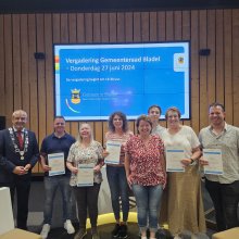 groepsfoto van de cursisten, samen met burgemeester Maurits van den Bosch,  die de cursus Politiek Actief hebben gevolgd