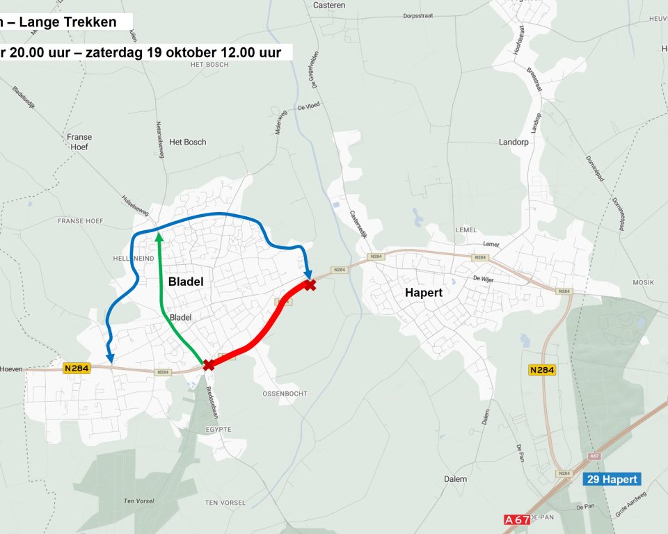 Wals die een nieuw aangelegde weg rijklaar aan het maken is.