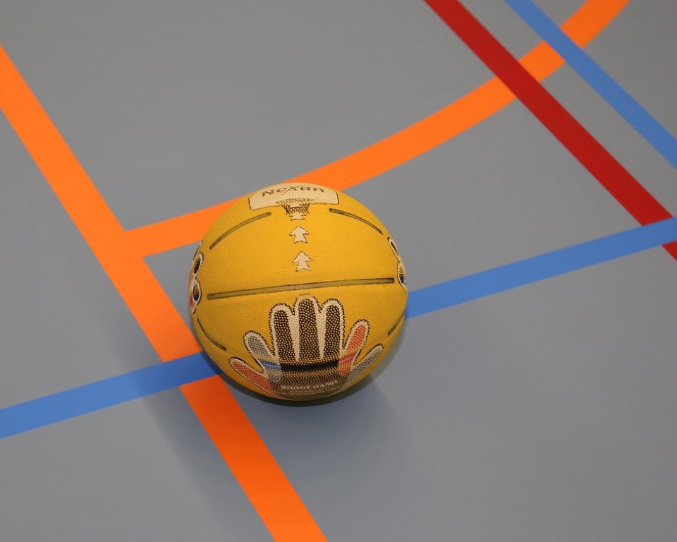 basketbal ligt op sportvloer