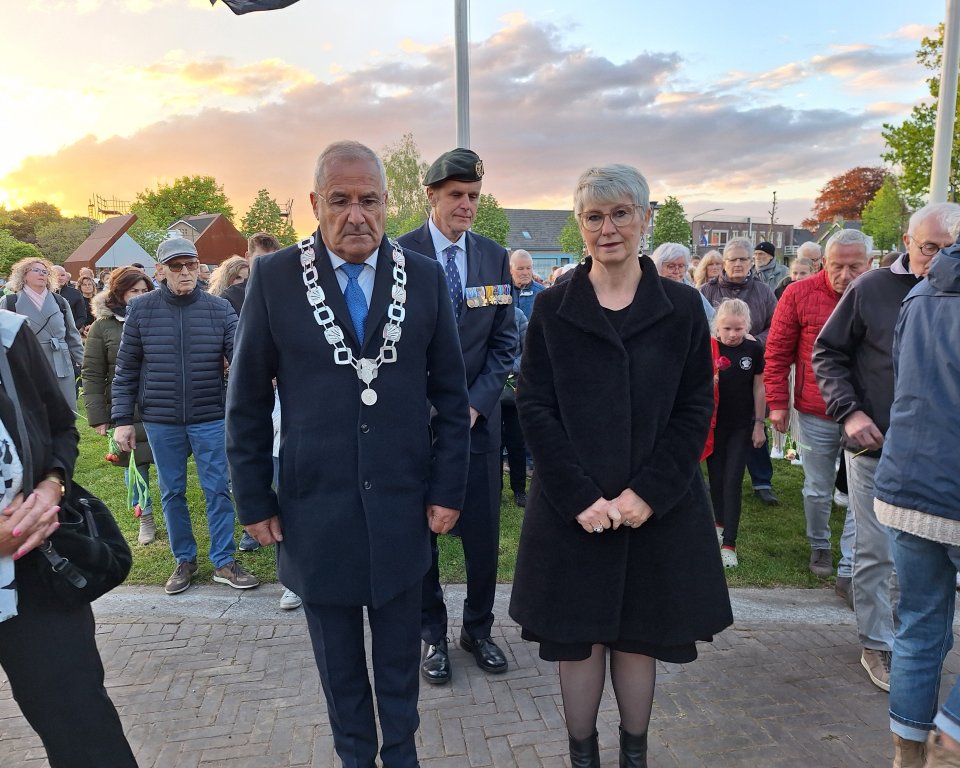 Burgemeester Maurits van den Bosch en wethouder Hetty van der Hamsvoort bij de dodenherdenking 4 mei 2025 in Hoogeloon